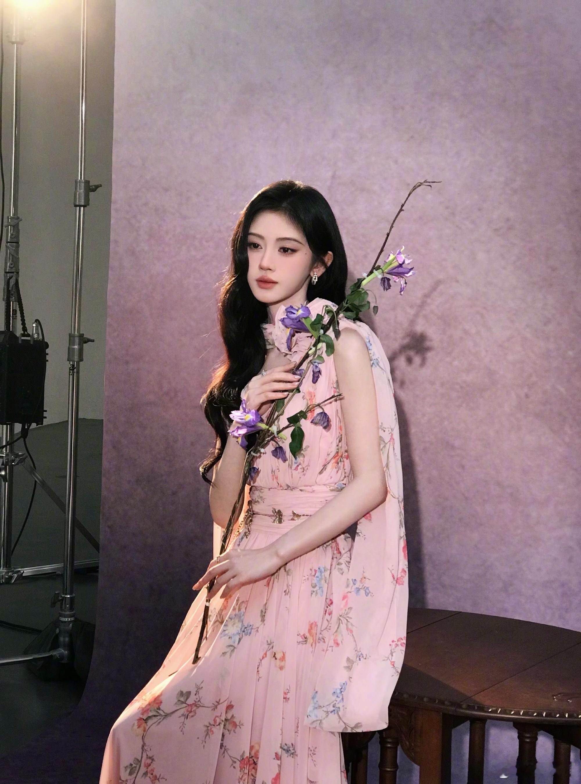 🍊鞠婧祎万花世界 🍊鞠婧祎苏绿夏 我这么乖，不亲亲吗？e39​​​