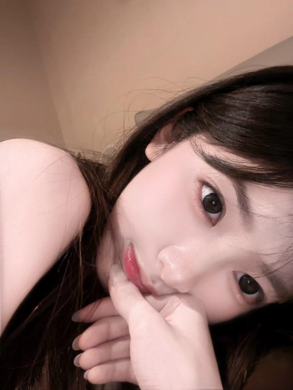 那年春阳裹着裙摆轻晃时，
我总不信人间真有别离
笑音脆得像课桌上转的笔，
以为身