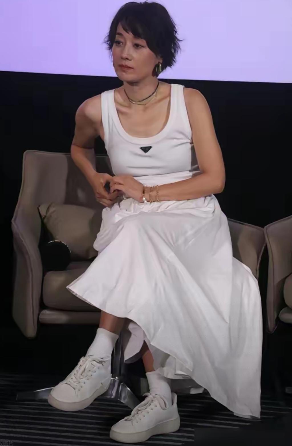 离婚后的马伊琍，皮肤松弛明显的老了，50多岁的她出道多年，为人低调至今刁然一身，