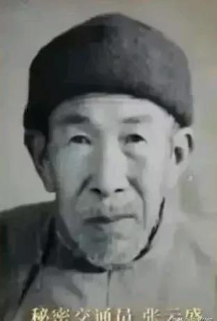 1943 年，新四军交通员被俘，日军把他绑在铁凳上拷打。半夜，交通员突然睁眼，并