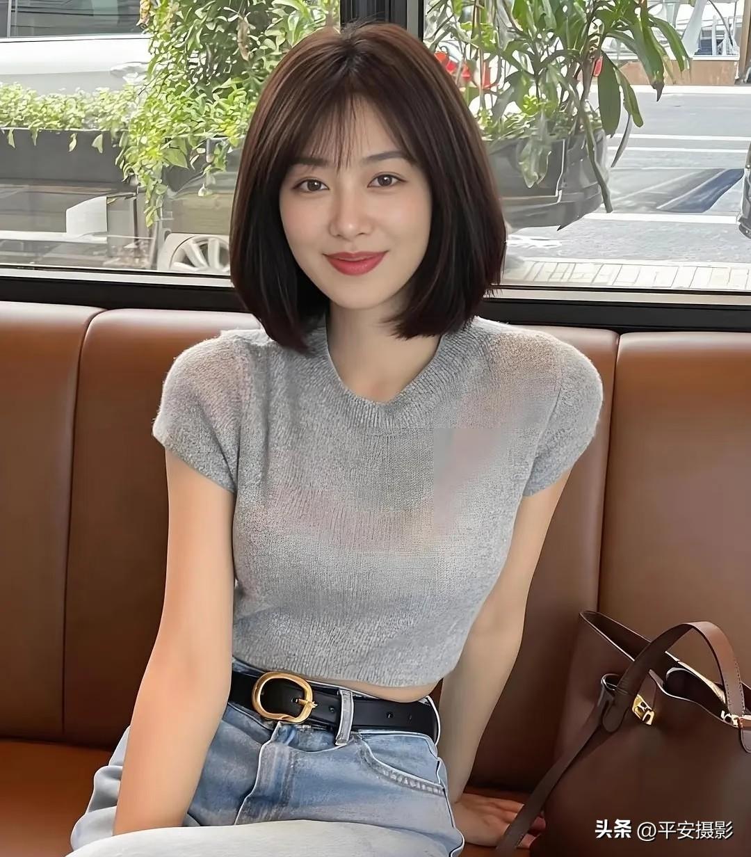 临窗茶室 
等有缘人  
香茗一盏 
 口齿留香 
沁人心脾