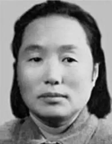 1937年，地主王学文发现一年轻女兵躺在家门口，见四下无人，他将女兵带回家里，谁