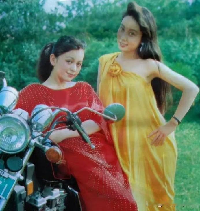 这张挂历照太有年代感了！
旁边的黄裙子女生也没认出来，但王琳真是一眼看出来了。