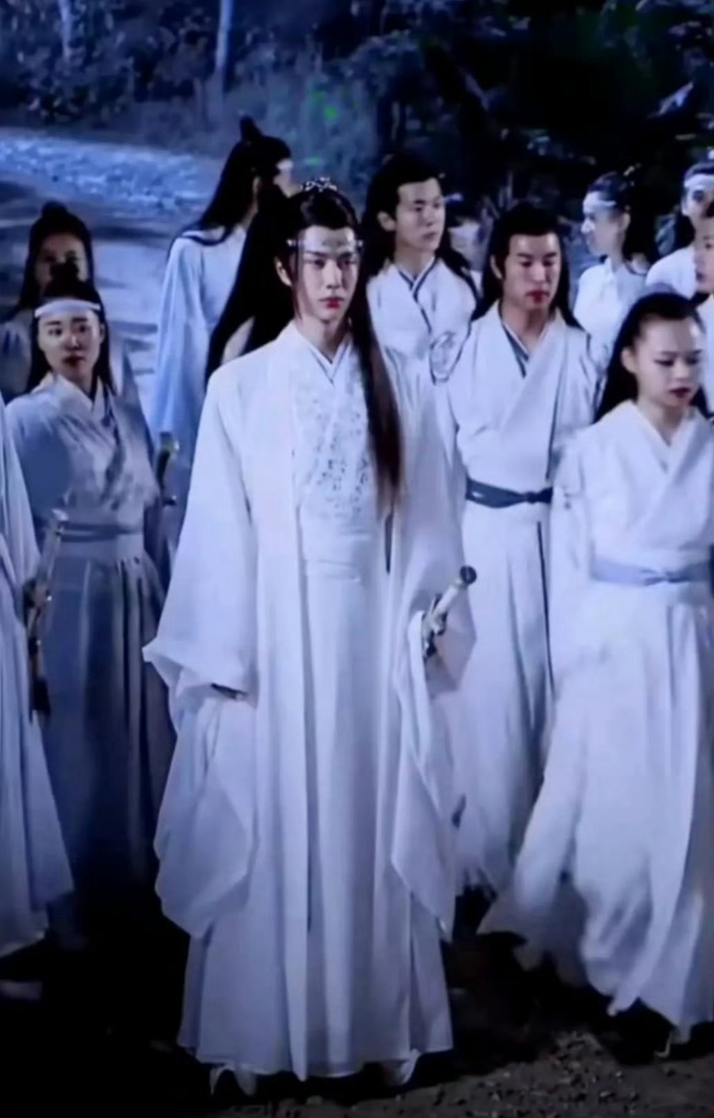“你要知道，他的心上人，当初可是死在了来寻他的路上，你让他怎么能放下， 他没灭了
