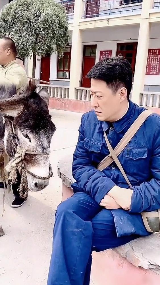 在演艺圈被嘲笑“脸长”这么多年，于震终于在剧组的一头毛驴身上找回了身而为人的最后
