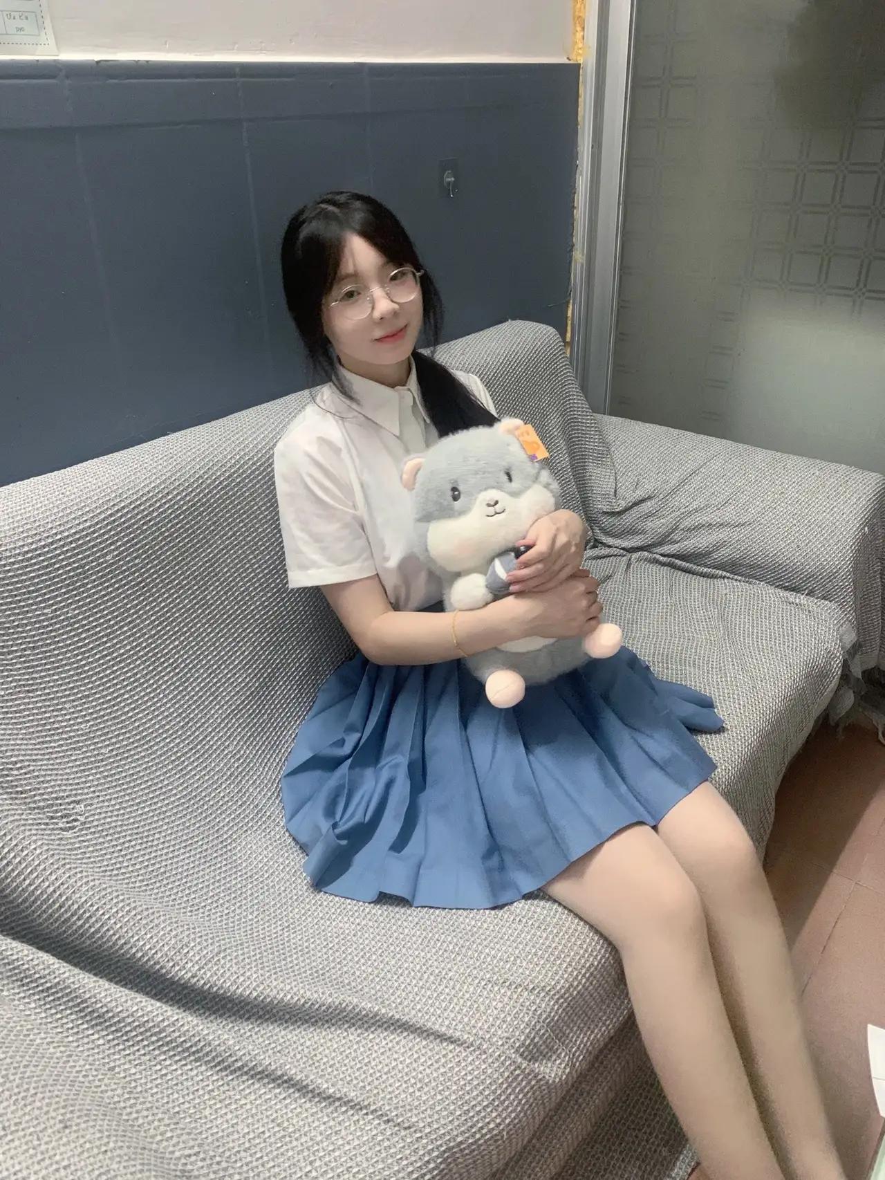 少女心满满，抱着萌宠，享受宁静时光🌸🧸甜系萌宠照 萌宠治愈氛围 萌宠花海漫步