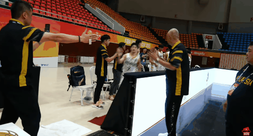 入场的时候，马来西亚小球员不慎滑倒[允悲]U16男篮亚青赛 ​​​