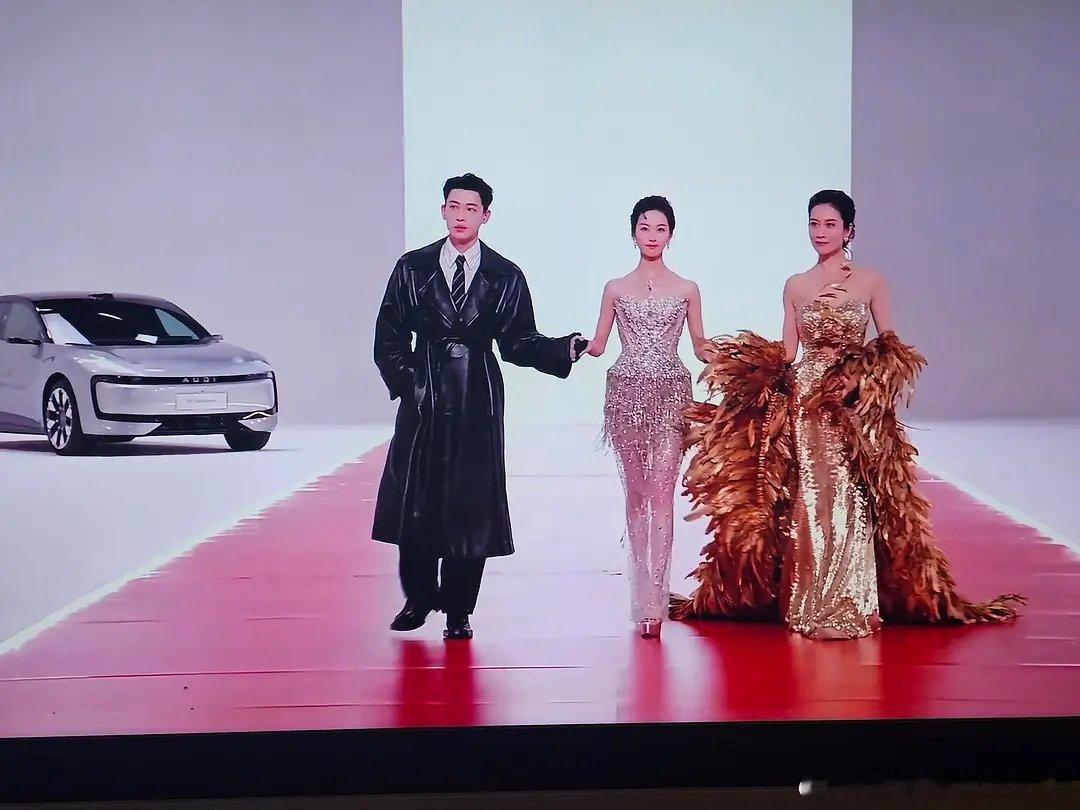 我没有恶意，谁把嘟嘟搞得妆造真的好像一个高脚水晶台灯... 