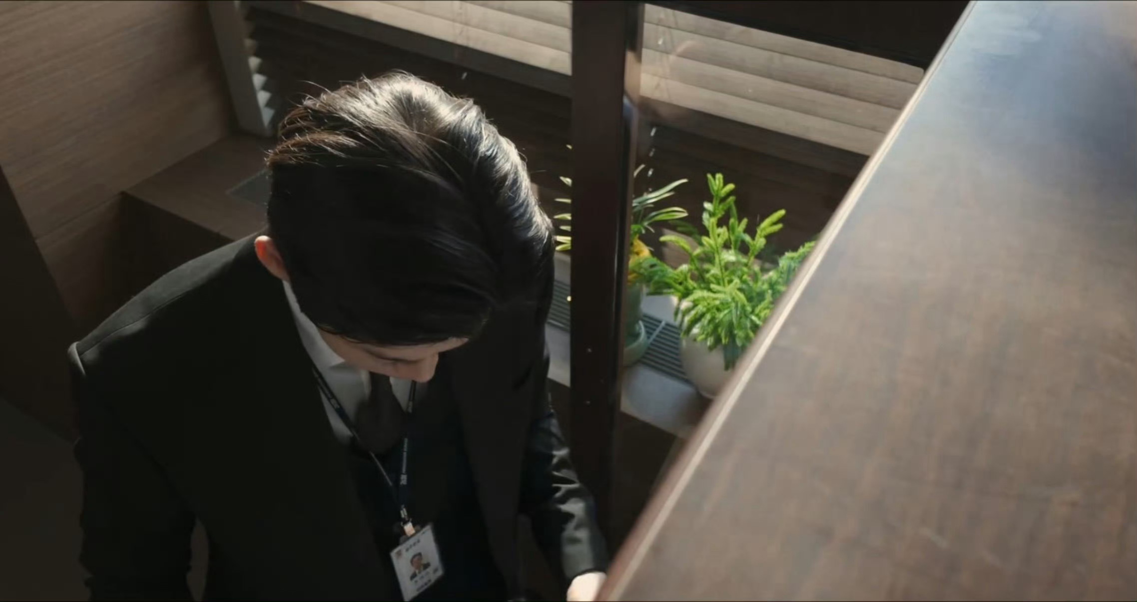 金允植向全世界安利金允植 金允植 我哥怎么一点发缝都没有，头发乌黑油亮有光泽
