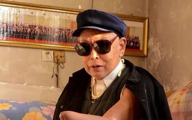 1951年，17岁的志愿军战士昏迷后，被美军补刀划开肚子，醒来后，他发现，自己的