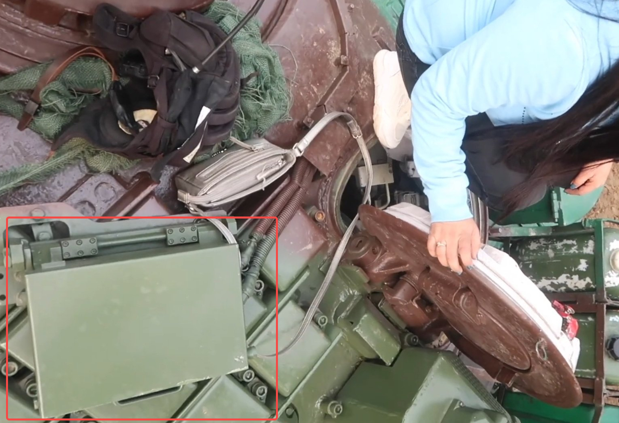 印军T-72M1升级TIFCS火控之后，在炮塔顶部还给车长设置了一部车外终端机，