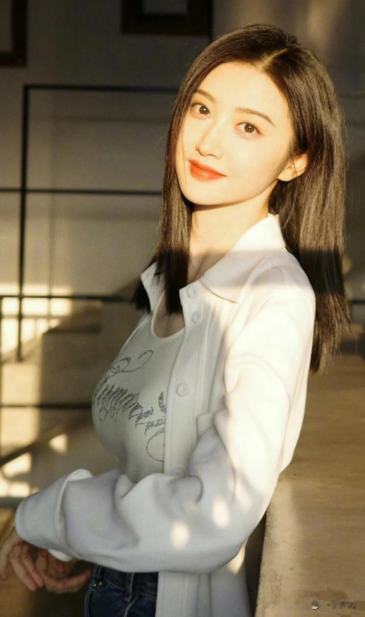 ”内娱牡丹花”景甜晨起后晒太阳，一股“乱花渐欲迷人眼”的闲延慵懒状态。朝阳透过窗