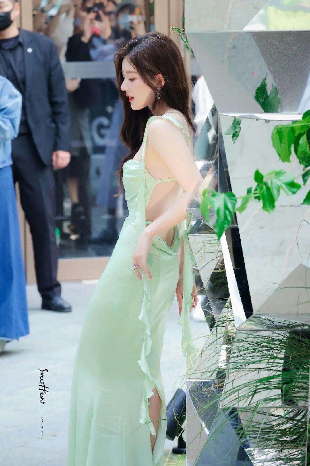 赵露思活动路透，吊带露背裙造型也是太有感觉了，身材也是好到爆，曲线有致。
本人也