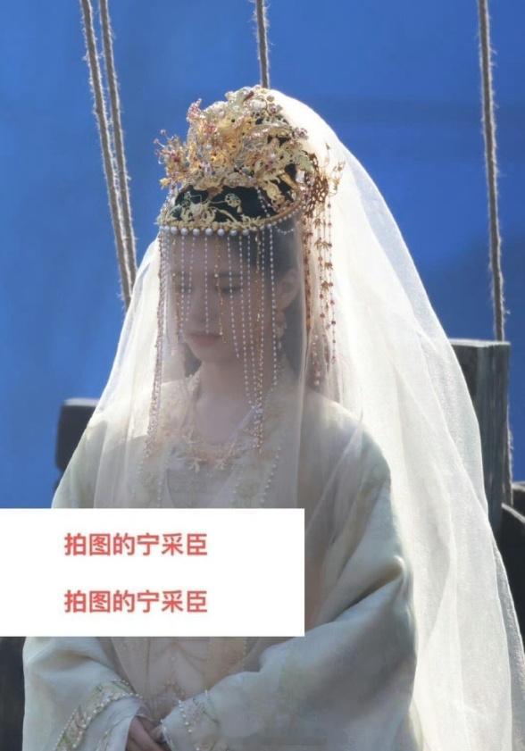 张婧仪、陈小纭穿同款婚服造型仙女和女王的感觉，好美 