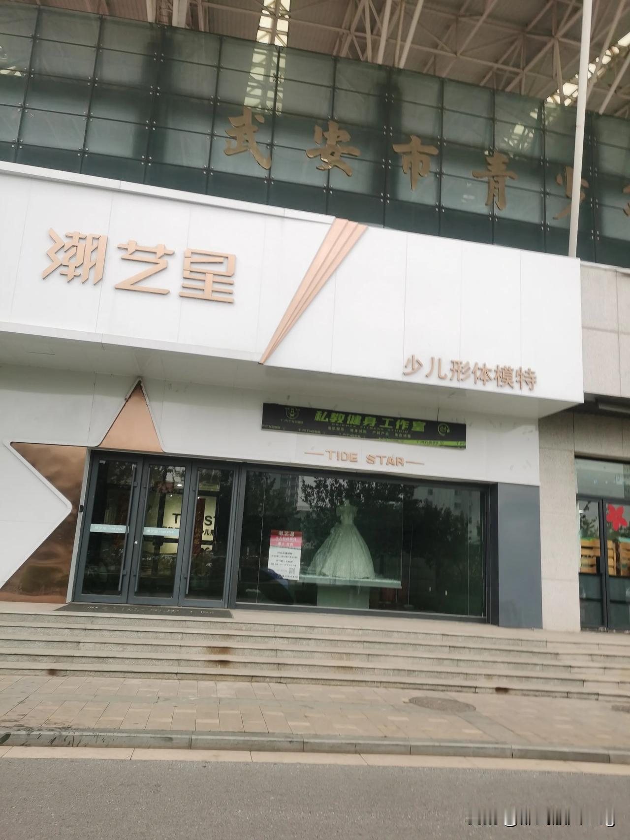  我感觉社会道路通畅，经济繁荣富强，人民有信仰，国家有力量，虽然有的时候天气多云