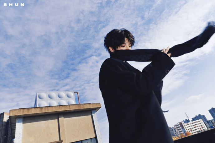 张峻豪超级巅峰之夜出图 张峻豪超级巅峰之夜造型出图黑色大衣+围巾+耳钻气场全开期