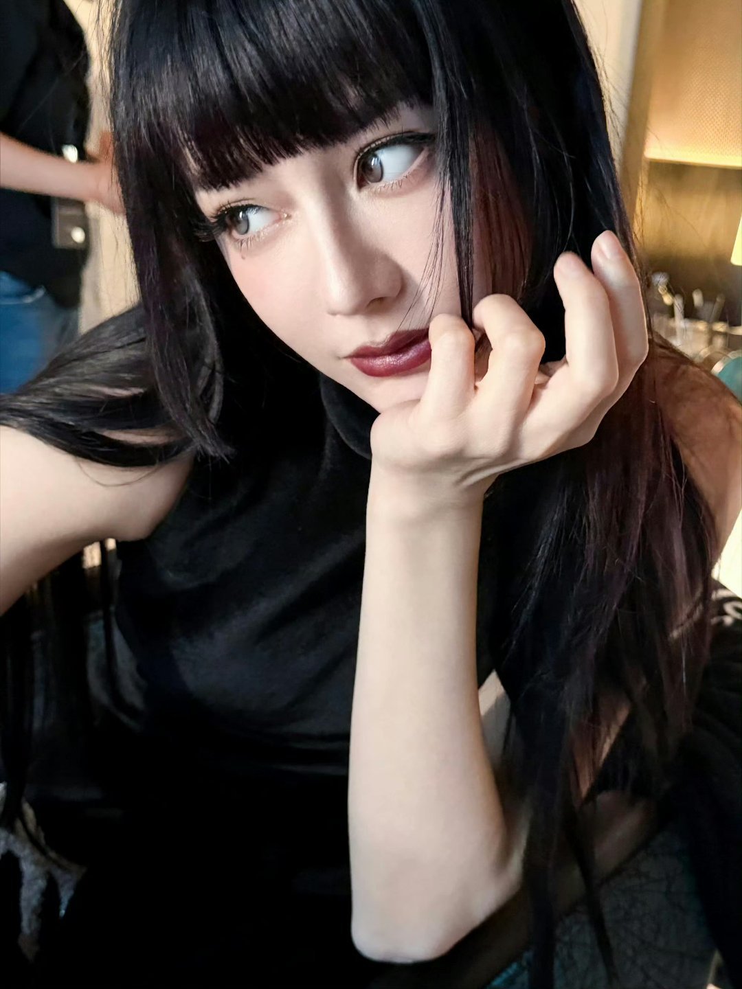 迪丽热巴齐刘海美成啥了听说这发型封印了顶级骨相，我吓得赶紧点开大图。好家伙，这哪