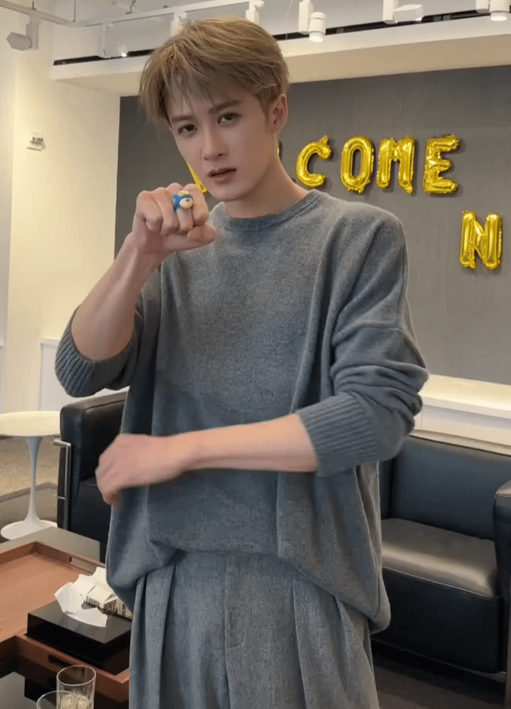 #檀健次戴动感超人戒指#哦莫，被檀健次萌到啦，变身幼稚小鬼动感超人biubiub