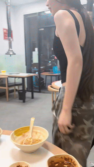 这真是一个“社牛”女生！
隔壁邻桌上正好有女生非常爱吃的东西？
他们又吃不了？