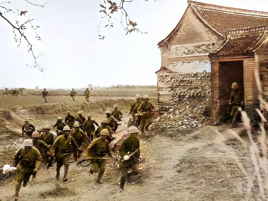 这就是日军狡诈的样子！照片是1937年10月30日在河南安阳地区，一群日军进村时