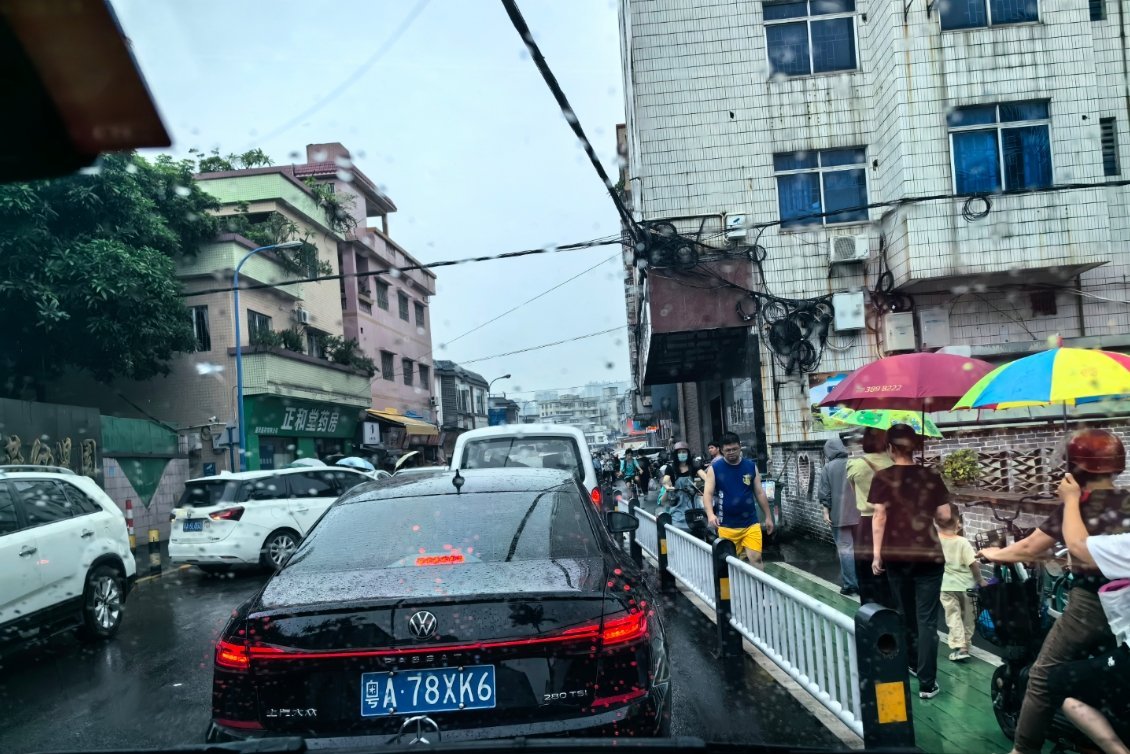 在路上堵着，下午2:30要准时开始直播龙舟大赛，但是现在还堵在路上，怎么办？赶去