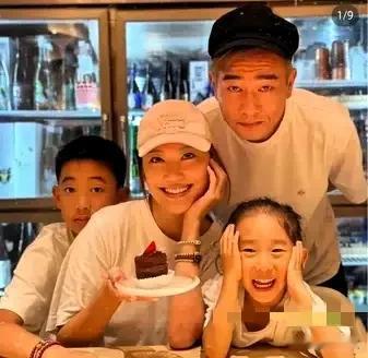 陈小春一家人合照，温馨而甜蜜，有爱的味道，妻子漂亮，孩子乖巧，夫妻俩互相扶持，家