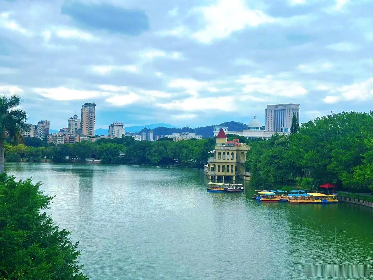 【左海公园】

湖水清澈见底，仿佛一颗璀璨的明珠镶嵌在公园的怀抱中。漫步在湖边的