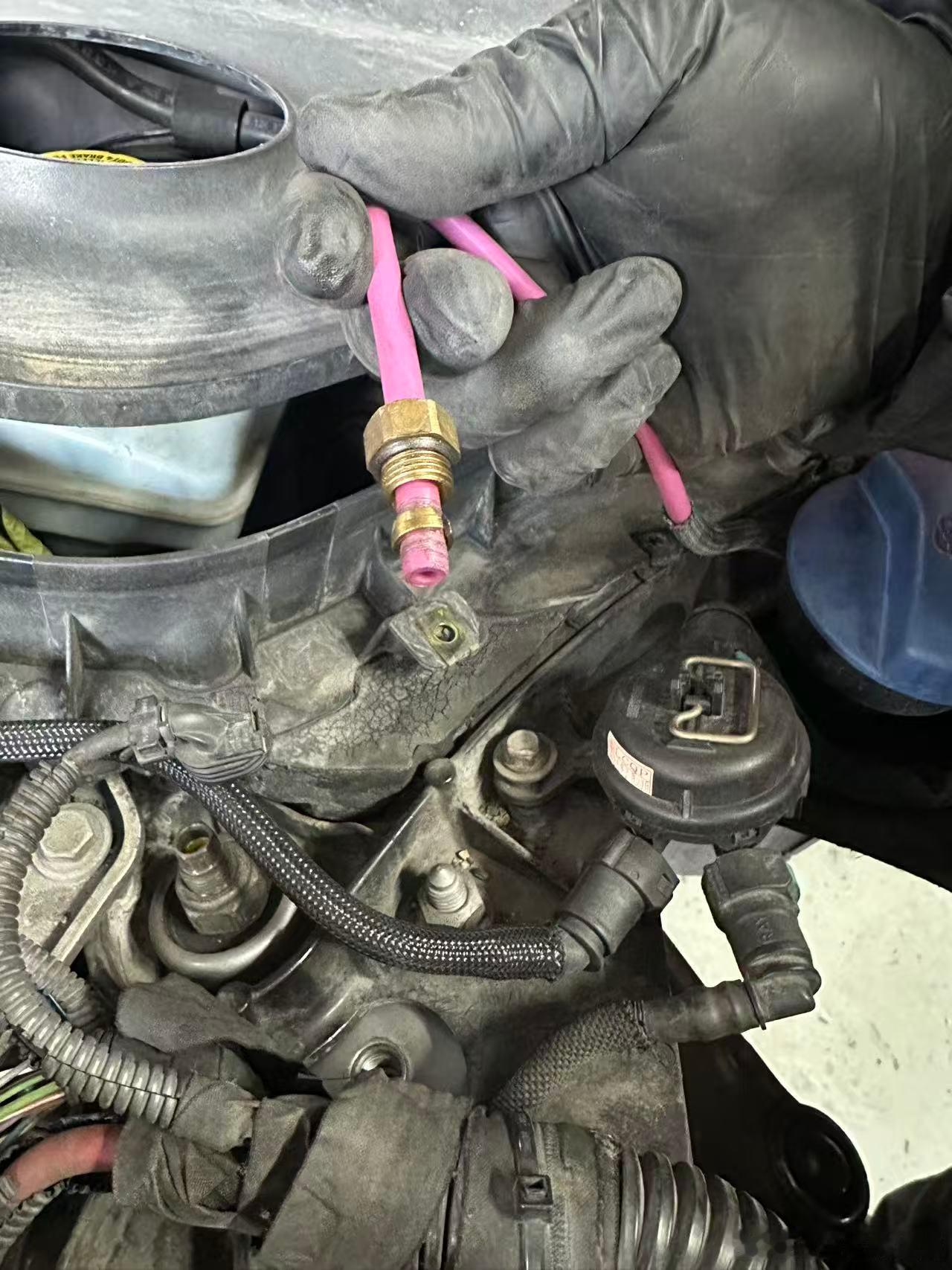 底盘散，给保时捷换了两个上摆臂，师傅拆空悬的时候发现气管的喇叭口装反了在车主跟汽