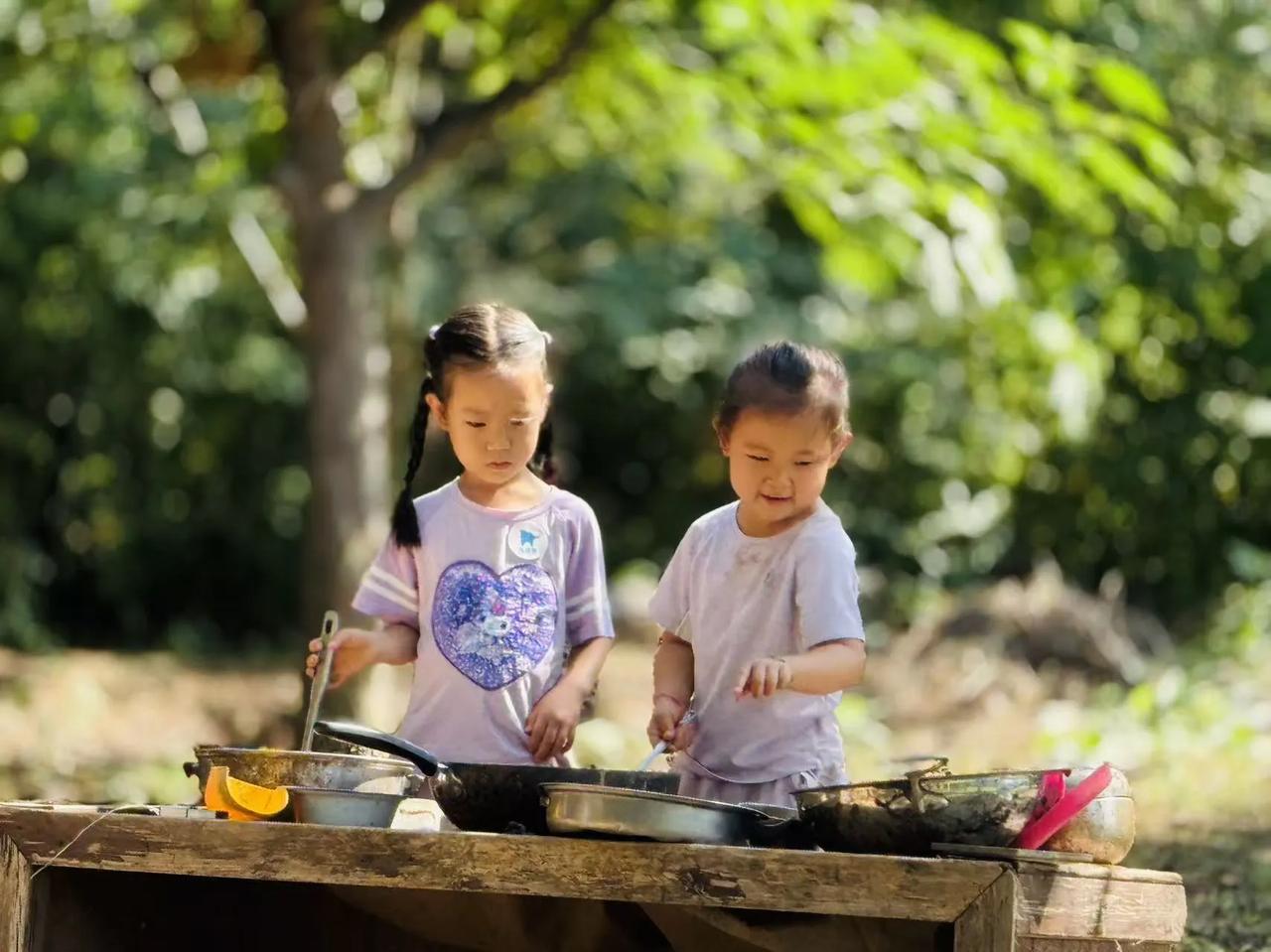 幼儿园的厨房里热闹极了，小朋友们挽起小袖子，化身小小美食家。大家分工合作，有的揉