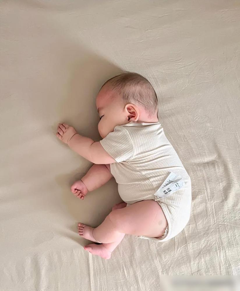 月薪不到八千，他却拿出一半砸向了前妻的女儿。

这种在满月宴上浮现的愁容，不是产