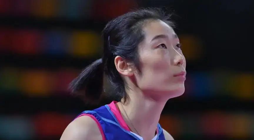 47%暴涨！河南娃抢疯了
 
朱婷不当教练，改当“播种机”。她蹲在郑州七中的球馆