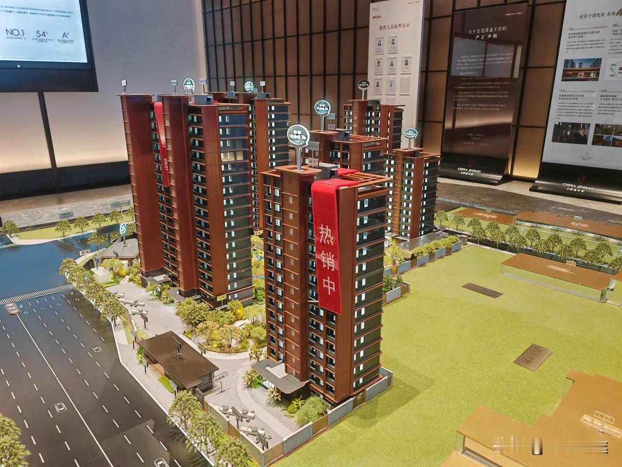 北京购房新政策落地，楼市迎来了一波买卖小热潮。未来房价还会大幅上涨或下跌吗？答案