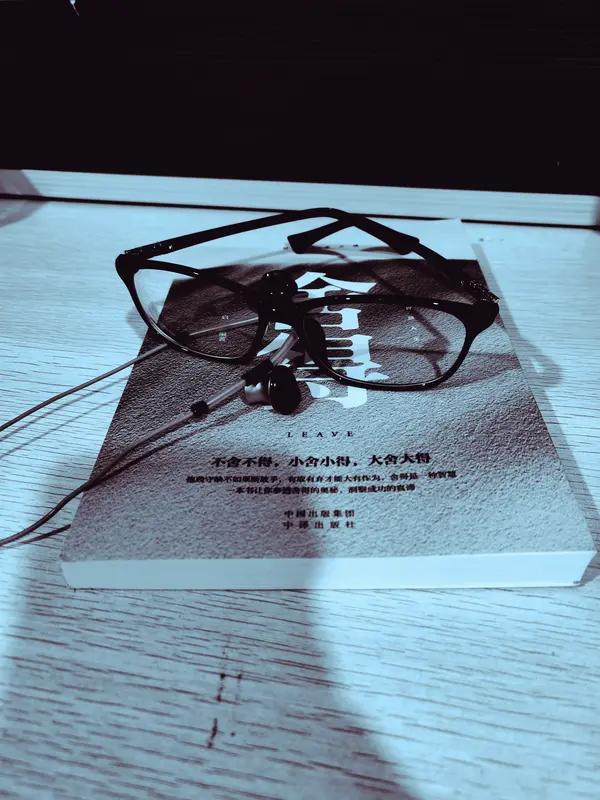 “既不小看别人，也不小看自己”这话太对了。生活中，很多人容易陷入认知误区，要么高