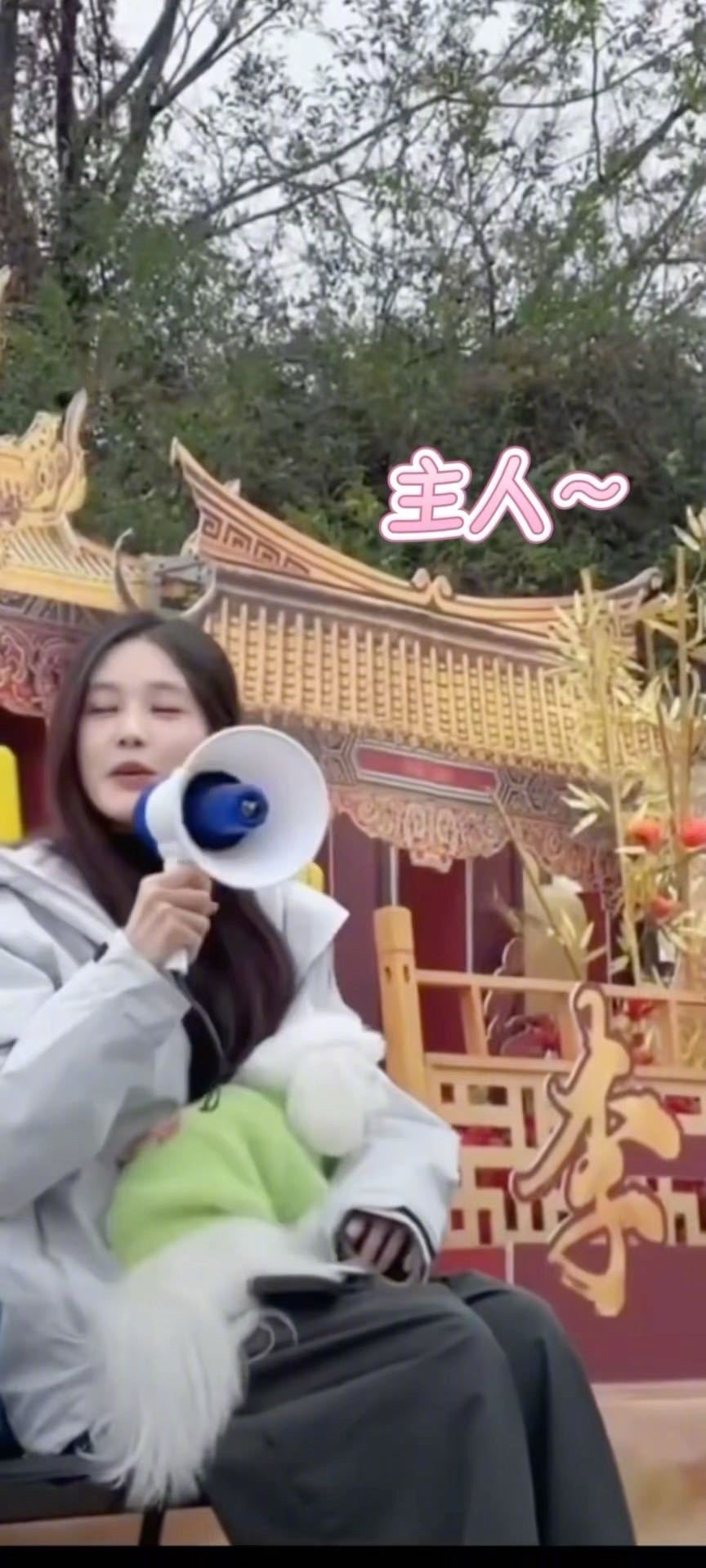 李一桐请离粉丝的生活远一点 李一桐这哪是远离粉丝生活，分明是“潜入”得明明白白！