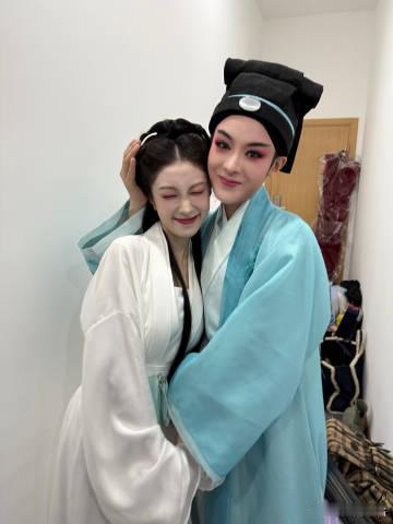 张小婉在赵雅芝面前演白蛇 最出彩的节目还得有《借伞》！不是普通类型的小品，而是能