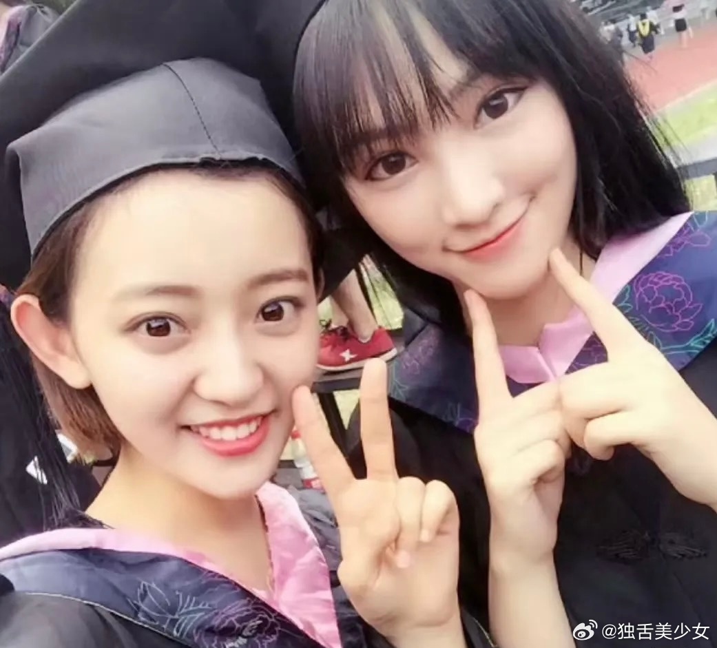 黄灿灿罗予彤13年前合照黄灿灿罗予彤13年前旧照俩人有种一见钟情又相爱相杀的感觉