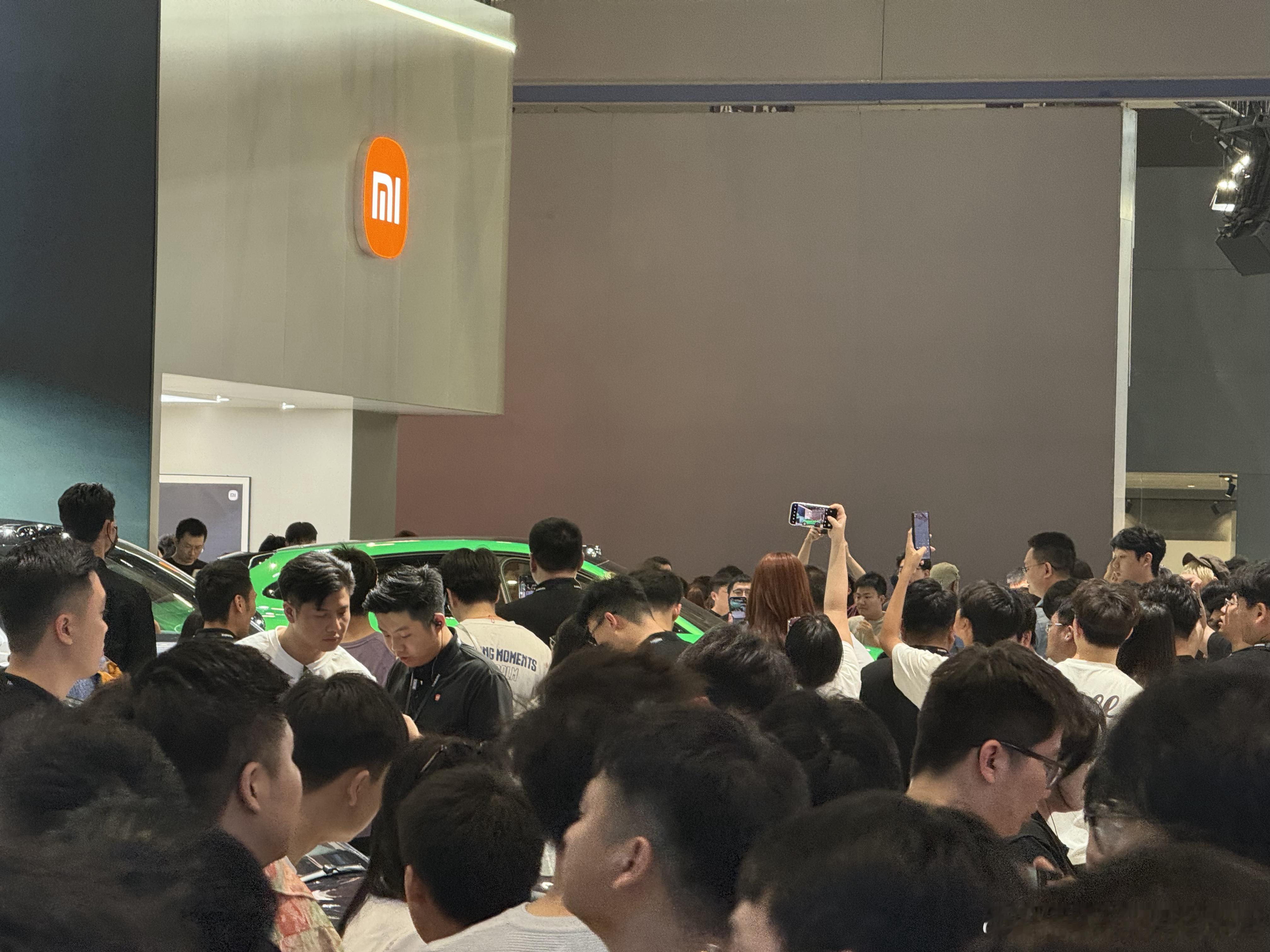 啊这……YU7被人墙包围了[doge]汽场全开2025粤港澳大湾区车展 ​​​