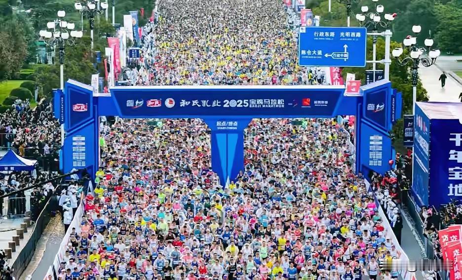 好家伙，这两天宝鸡就跟过年那一样的超级热闹，搞得满城街道全是助兴的市民花样百出的