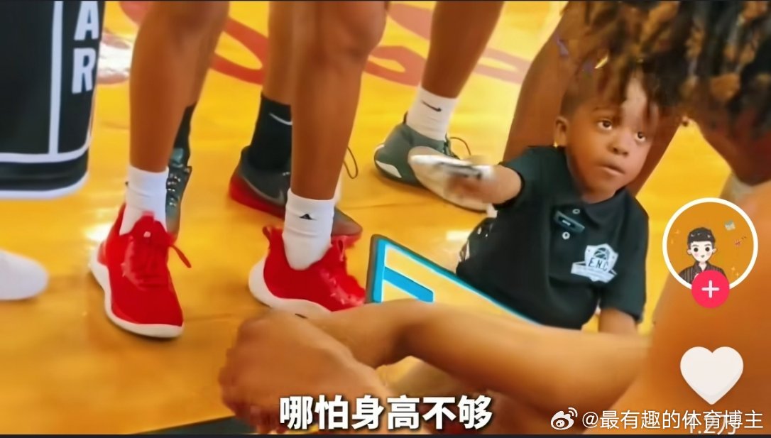 这个6岁的孩子真的是高中校队篮球教练吗？ 