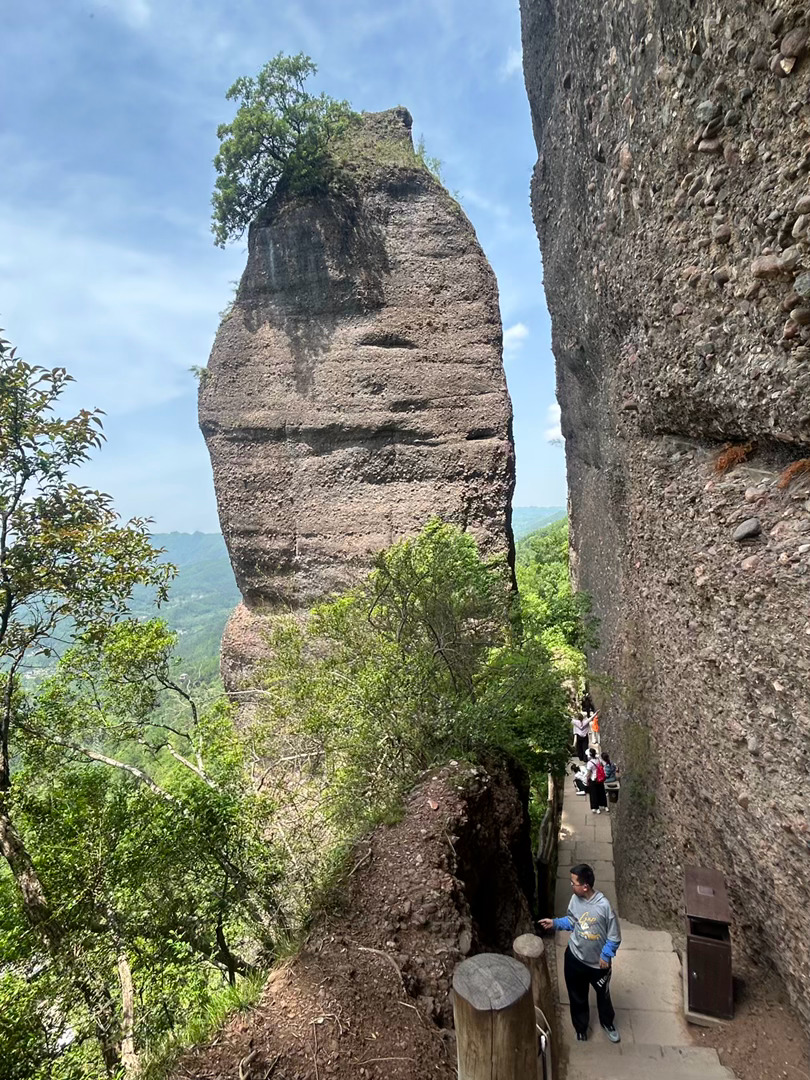 不限于卖菜这样。我老家村里一家馒头店，放几堆馒头，10元一袋。自拿自己扫码付。古
