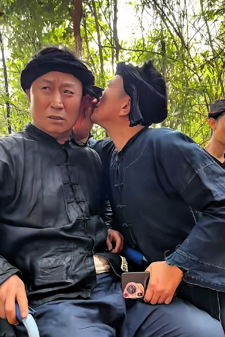 李嘉明是我们山西运城的一位八线明星，演了二十多戏一直不温不火的，还大多数演的是抗