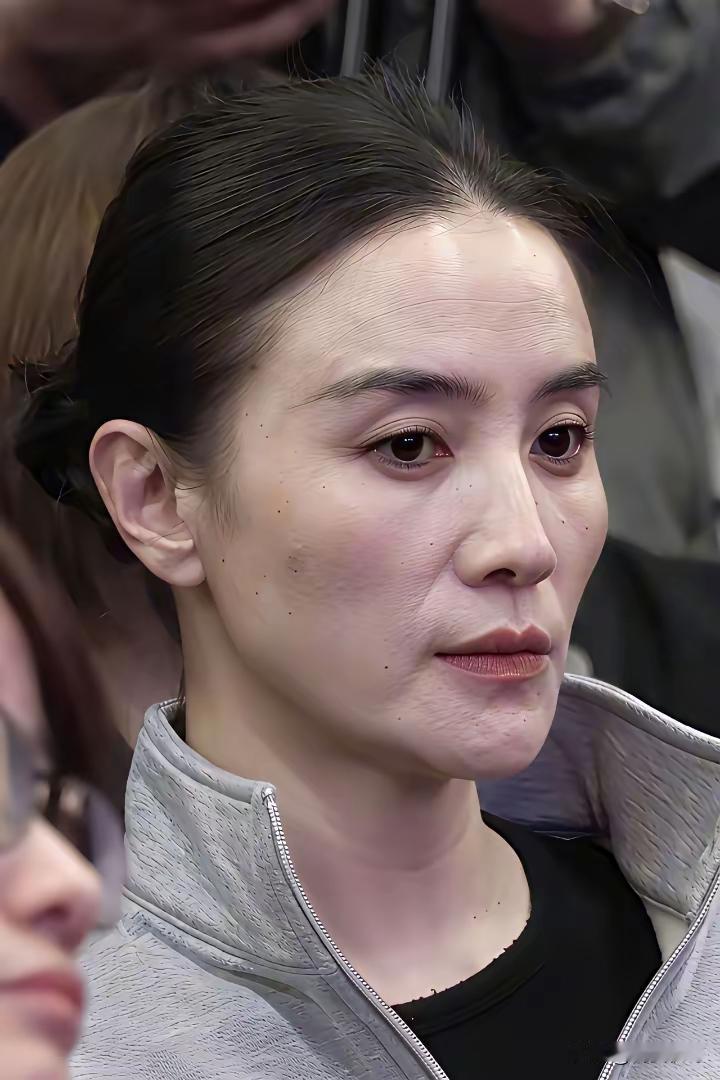 宋佳
快五十了吧
钱也挣到了
知名度也高了
抓紧生个孩子 啊
这么好的基因可比浪
