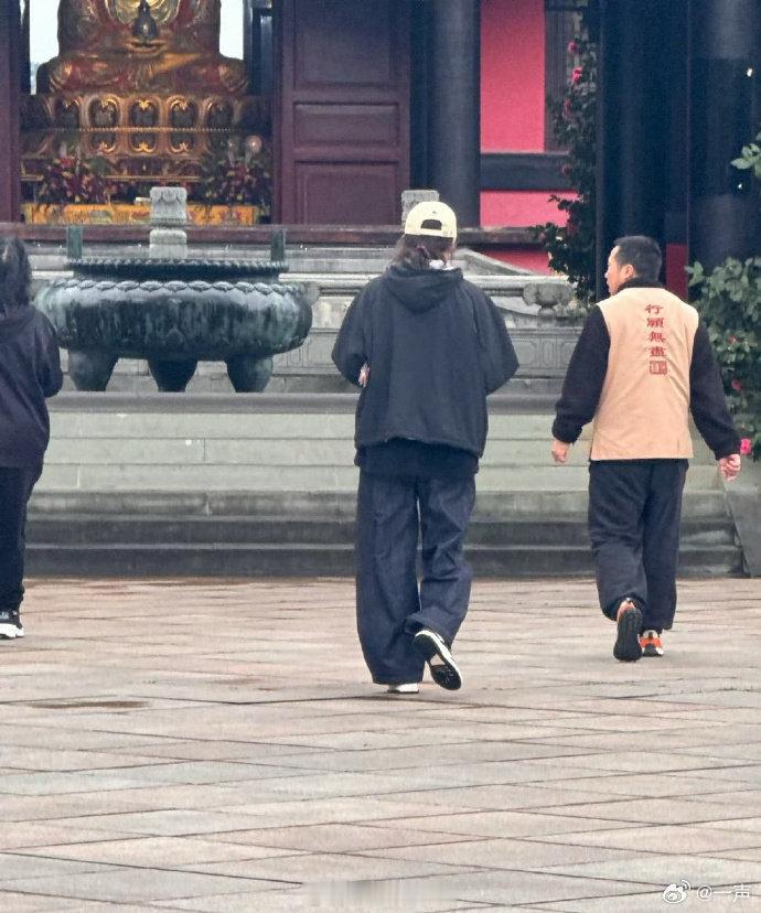 鹿晗关晓彤都去了寺庙鹿晗和关晓彤都去了寺庙鹿晗和关晓彤都去寺庙啦，一前一后的行程