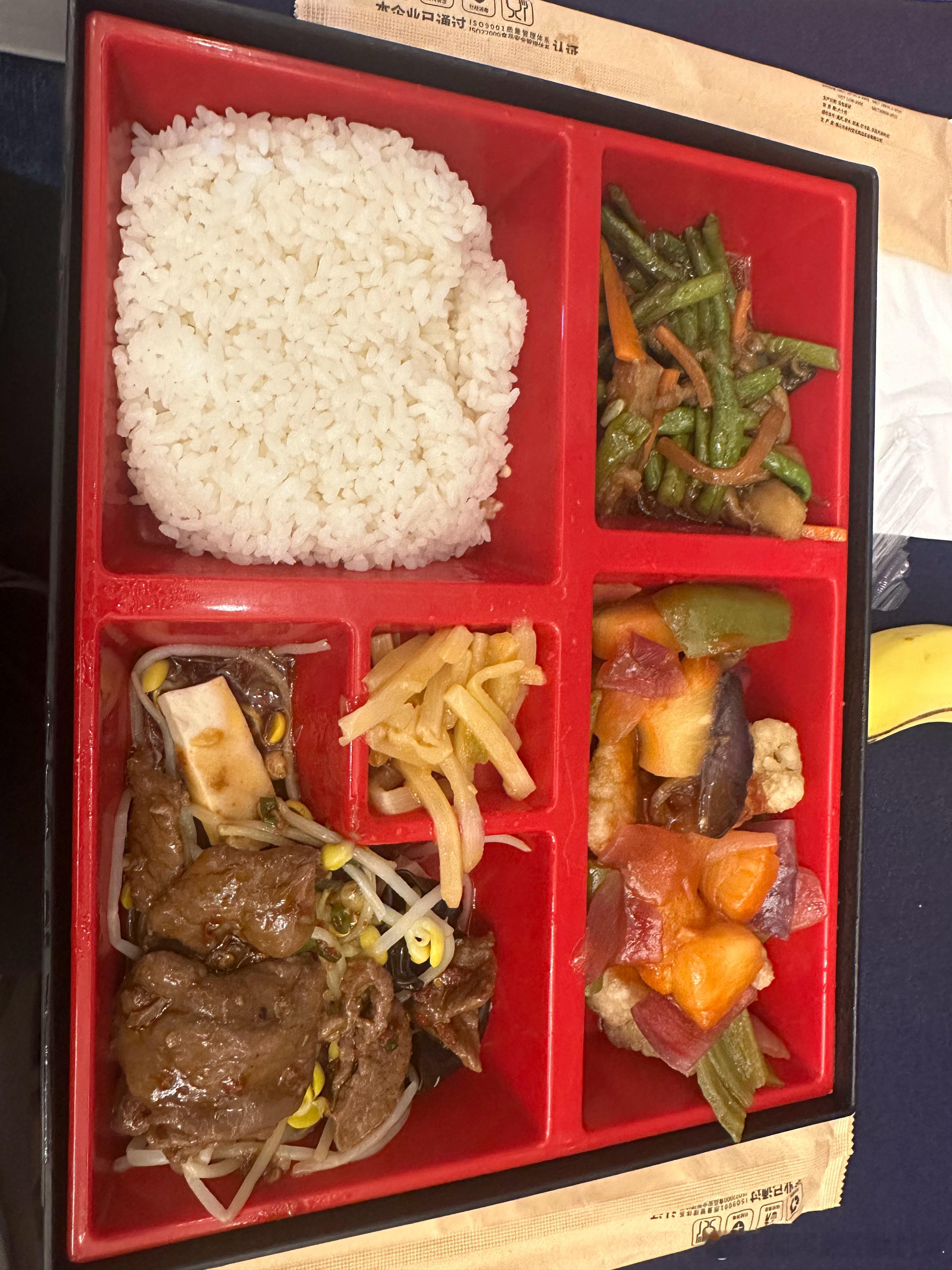 会务组的盒饭还可以，牛肉意外地香嫩这顿饭在后台工作间里吃的，此地一片混乱忙碌，文