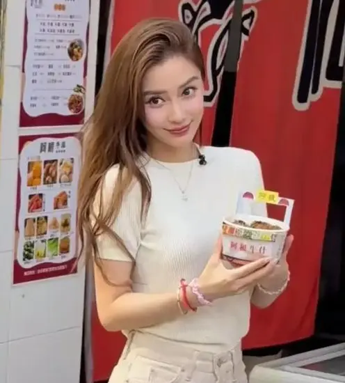 李心月跟杨颖道歉。曾经的十八线歌手李心月再次化身点炮手，在最新视频中实...