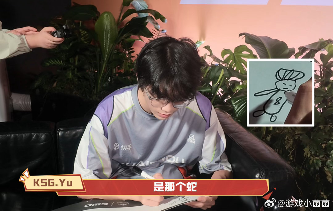 一诺小屿手绘卢雅那两位选手拿起画笔创作卢雅那手绘，展现出赛场之外轻松的一面。 