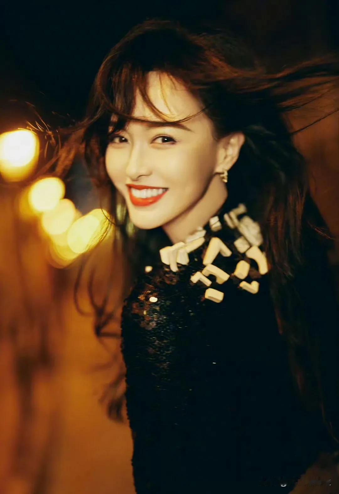 唐嫣是被女二掀桌数最多的85花吧[捂脸]
何以笙箫默被小赵默笙吴倩掀桌，
活色生