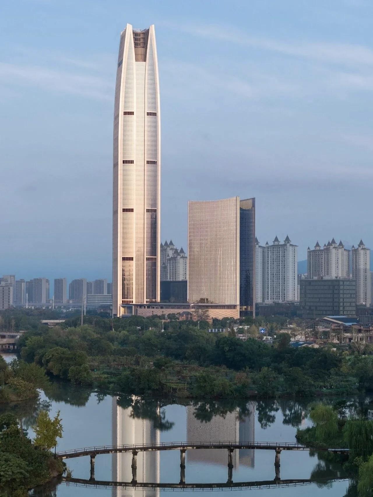 浙江县域经济的蓬勃活力，正在城市天际线上写下生动注脚。2026年4月，台州温岭新