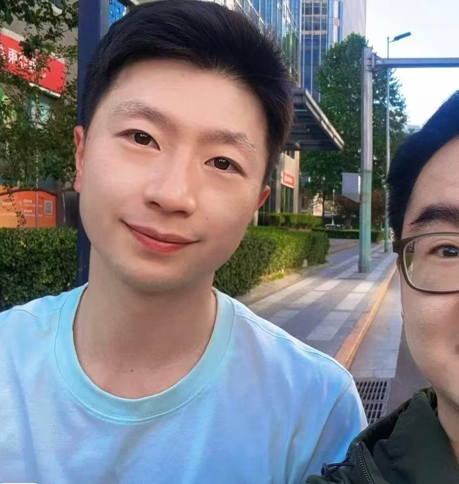 马龙踩小黄车看周杰伦演唱会 谁能想到赛场大魔王，骑着小黄车去鸟巢追星，看完还主动