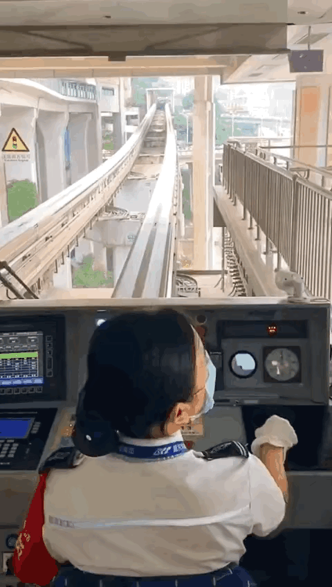 图1：小姐姐的工作简直是太棒了，每一天都能看见最美的风景线。
图2：二哈也很无奈